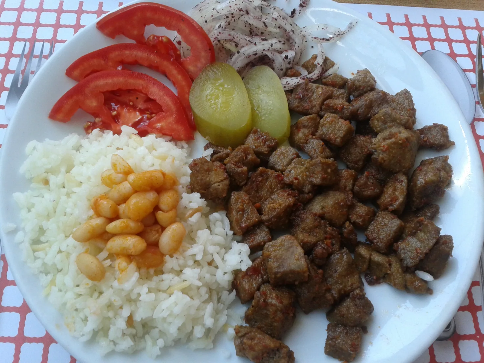 Tabakta pilav, sumaklı soğan ve turşuyla servis edilen arnavut ciğeri