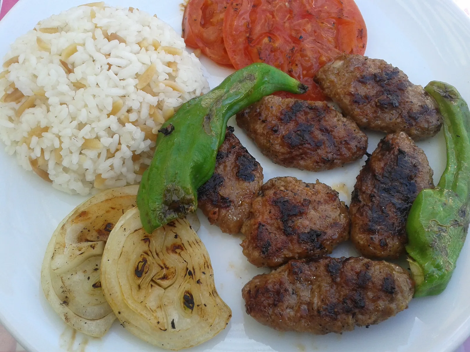 Tabakta ızgara edilmiş, kızarmış köfteler