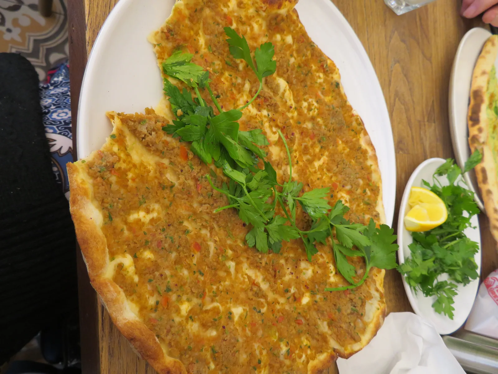 Lahmacun - tabakta servis