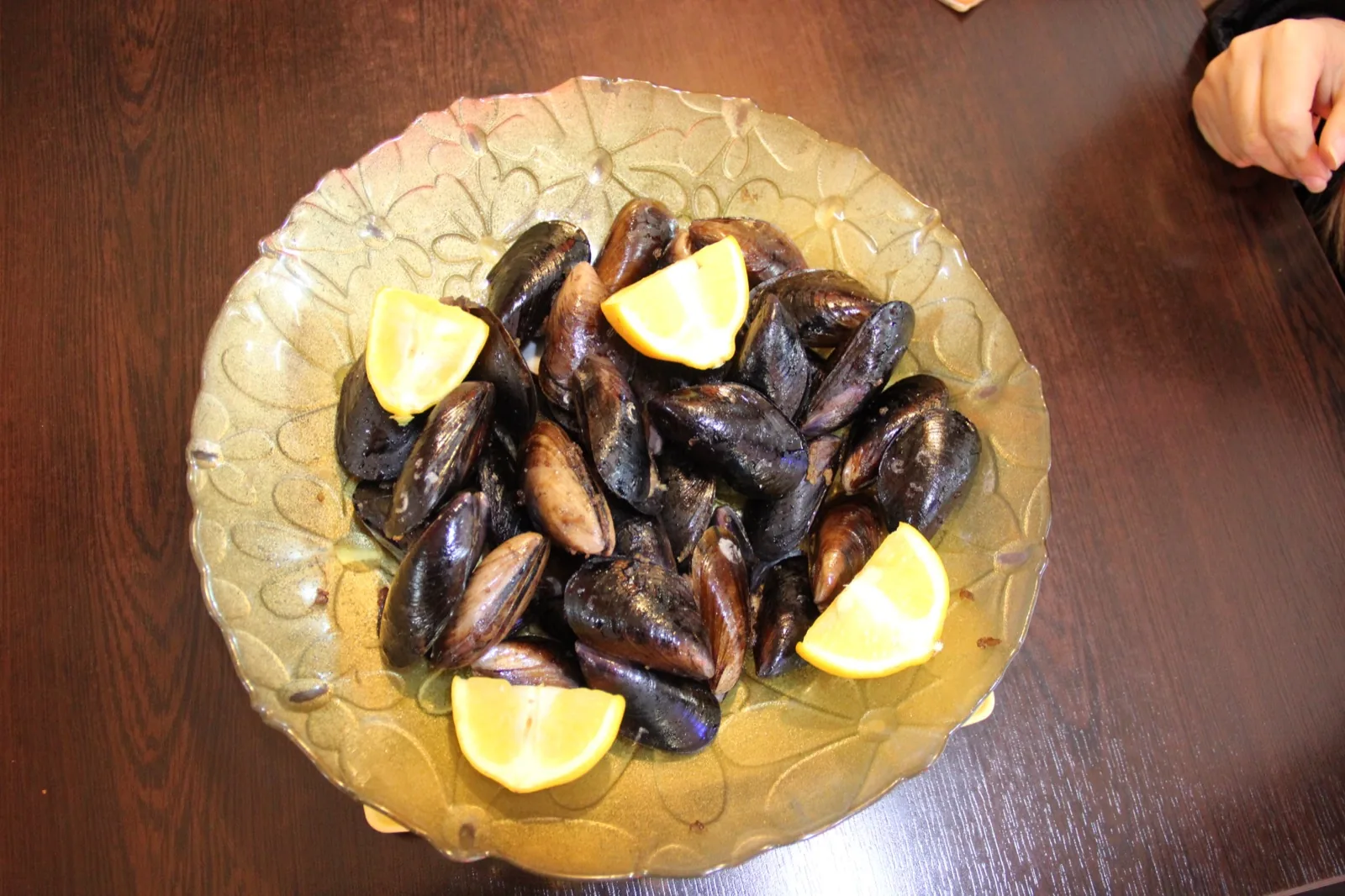Tabakta limon dilimleriyle servis edilen midye dolma