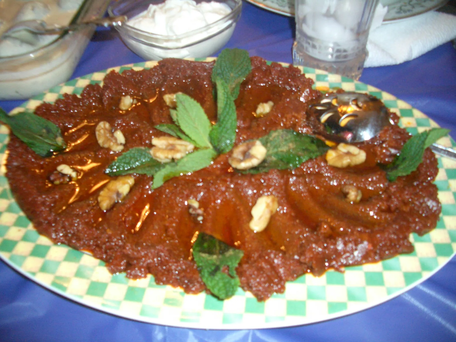 Kırmızı-kahverengi renkte, üzeri zeytinyağlı muhammara mezesi