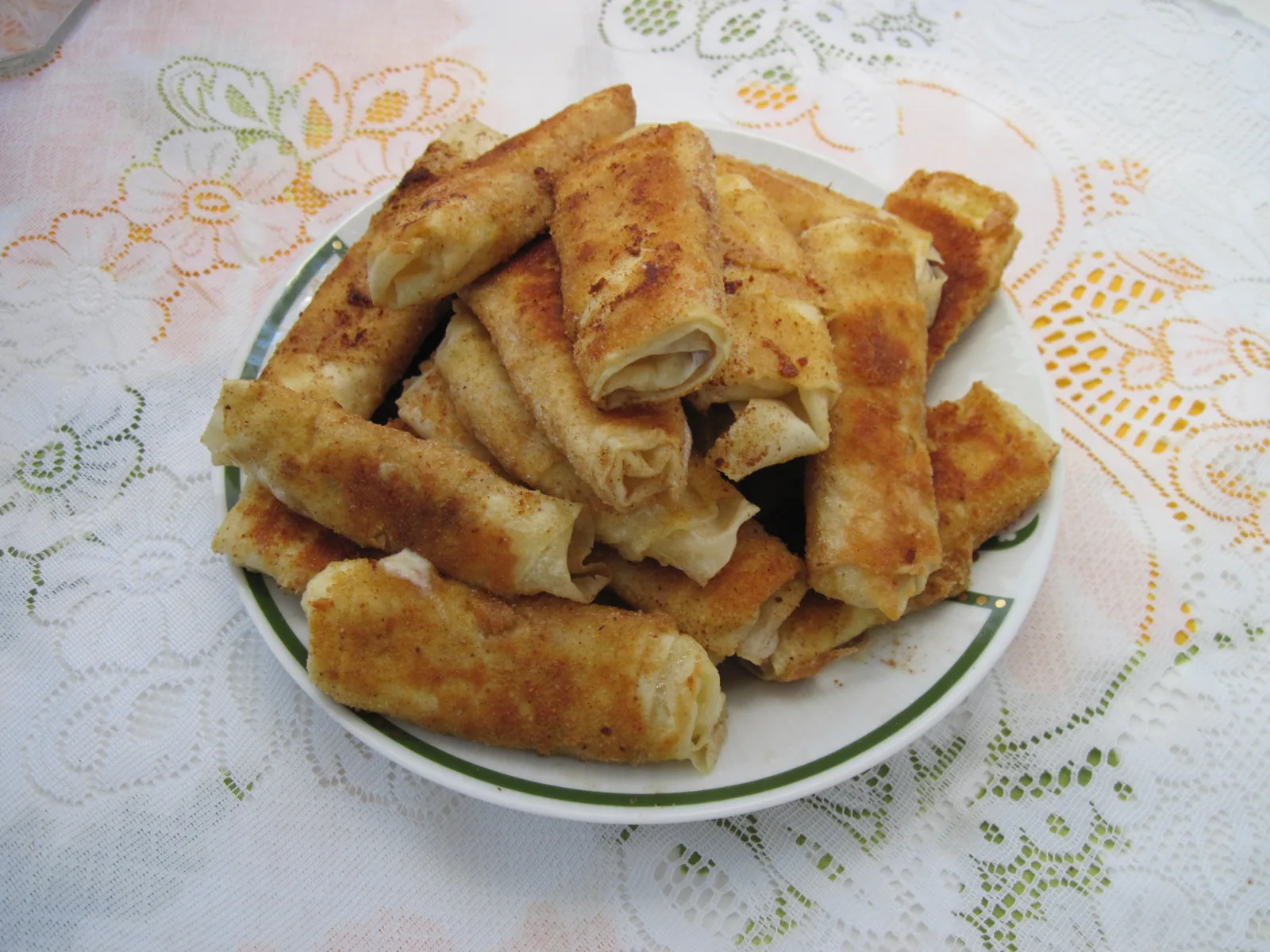 Tabakta dizilmiş, çıtır kızarmış paçanga börekleri