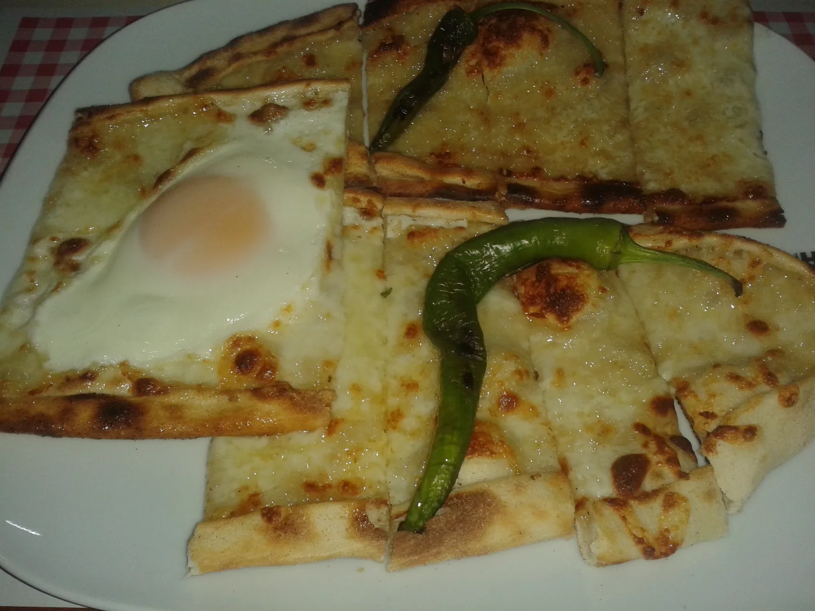 Kaşarlı Pide - tabakta servis