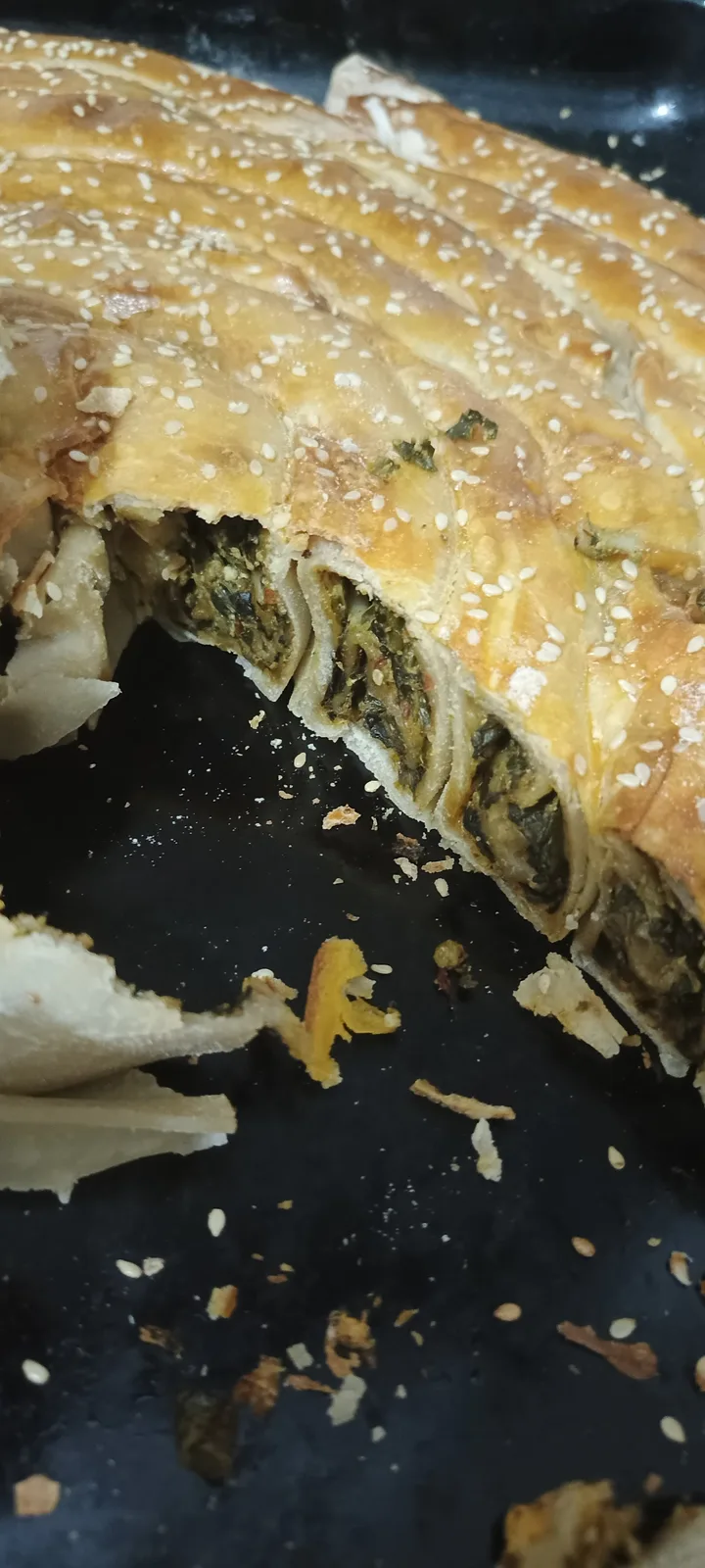 Ispanaklı Tepsi Böreği - tabakta servis
