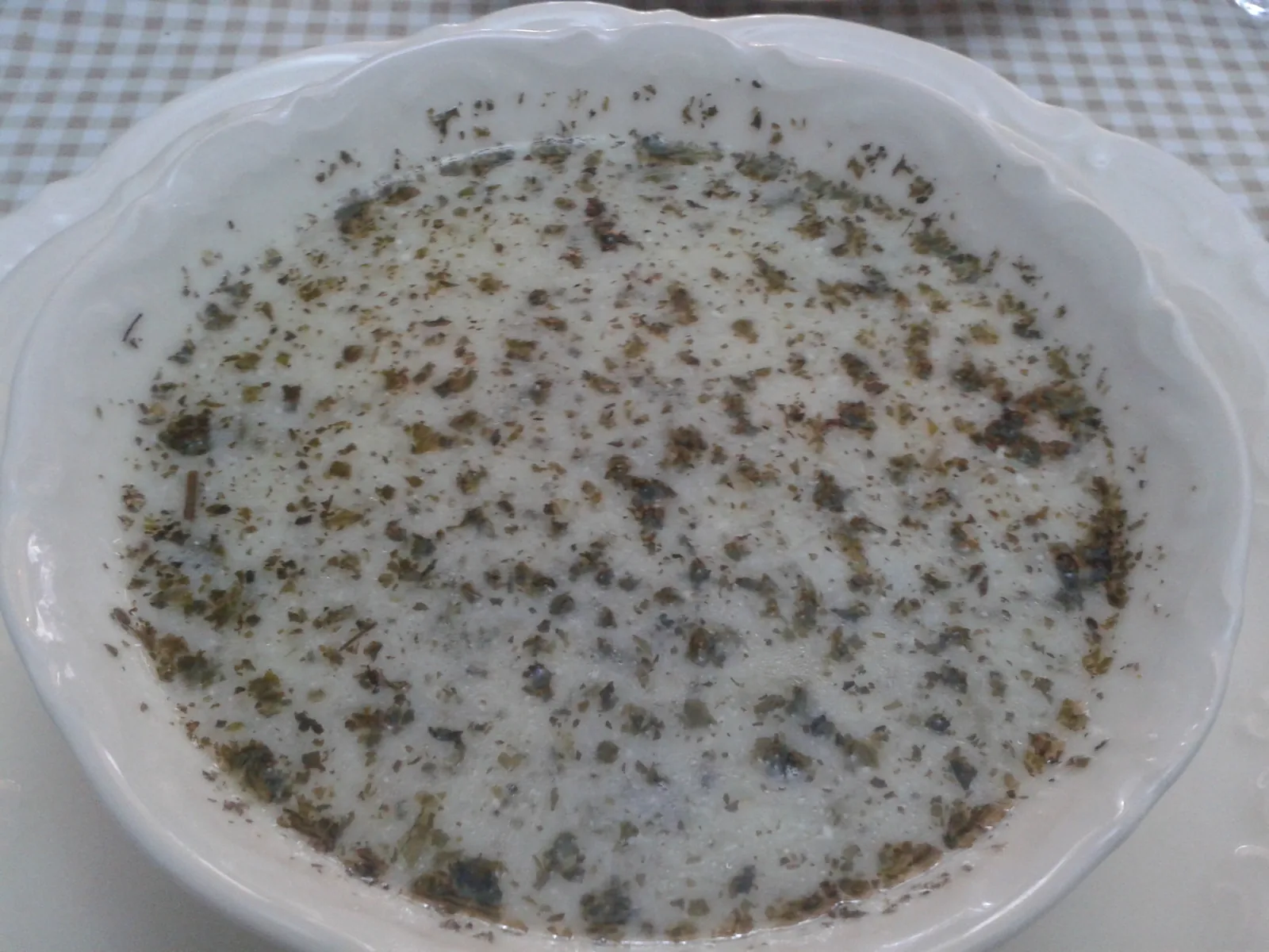 Beyaz kâsede servis edilen, üzerine naneli tereyağı gezdirilmiş yayla çorbası